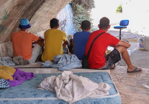 Mohamoud, Chebli, Ghamri y Najim viven desde hace un mes bajo un puente en el cauce soterrado del río Zapardiel, en Medina. Rodrigo Jiménez